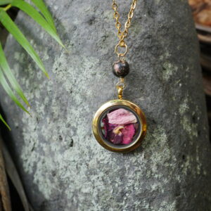 collier médaillon doré amour