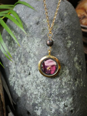 collier médaillon doré amour
