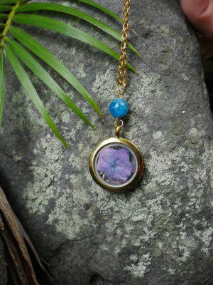 collier médaillon doré communication