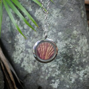 collier médaillon argenté connexion intuition
