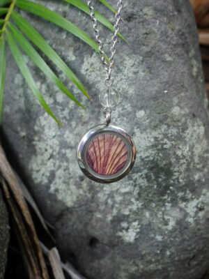 collier médaillon argenté connexion intuition