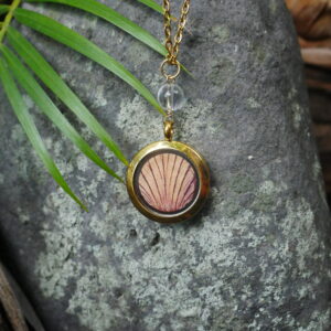 collier médaillon doré connexion intuition