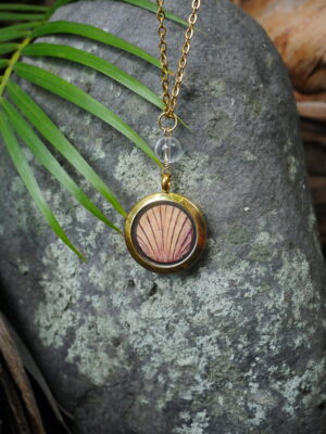 collier médaillon doré connexion intuition