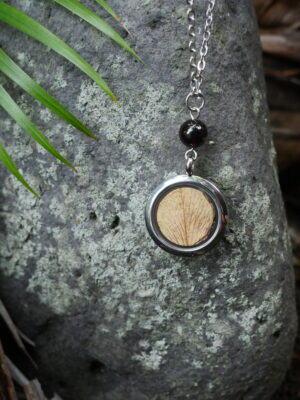 Collier médaillon argenté féminin sacré