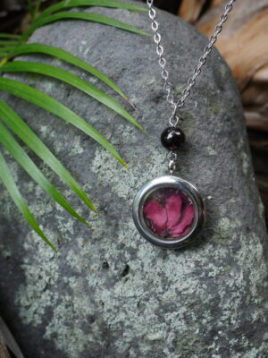 collier médaillon argenté féminin sacré