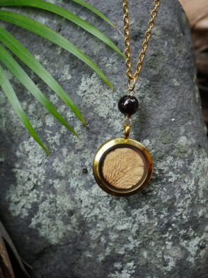Collier Féminin sacré- médaillon doré