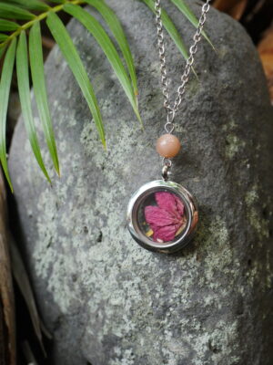 collier médaillon argenté fertilité