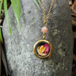 collier médaillon doré fertilité