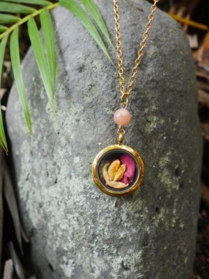 collier médaillon doré fertilité