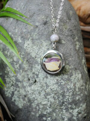 collier médaillon argenté guérison