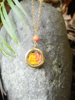 collier joie médaillon doré - fleurs de cytise et bougainvillier et pierre semi précieuses de calcite orange