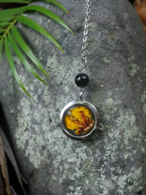 collier médaillon argenté protection