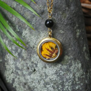 collier protection médaillon doré
