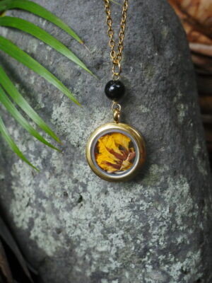 collier protection médaillon doré