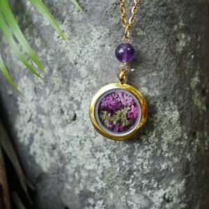 collier médaillon doré sérénité et stabilité émotionnelle