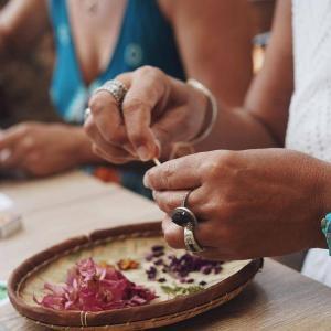 Atelier création de collier énergétique - fleurs de la Réunion, artisanat local