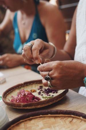 Atelier création de collier énergétique - fleurs de la Réunion, artisanat local