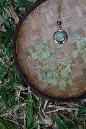 nicoteba-collier-energetique-guerison-dore-medaillon-fleurs