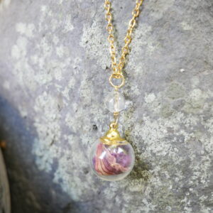 collier sphère dorée Connexion - fleurs séchées de la Réunion