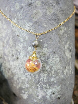 Collier sphère dorée Succès