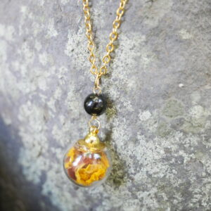 collier protection sphère dorée
