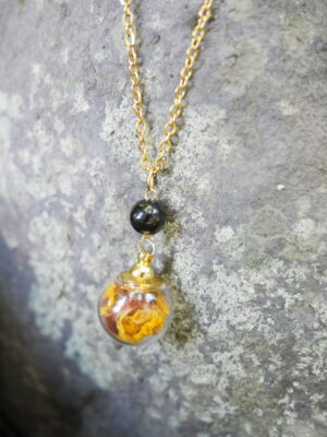 collier protection sphère dorée